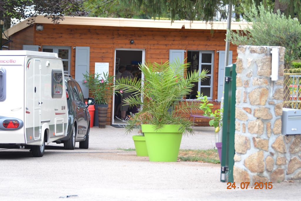 Camping Des Ribieres กงโฟลองส์ ภายนอก รูปภาพ